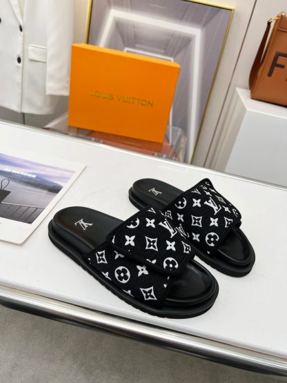 Louis Vuitton couple's early autumn new embossed logo hot-selling slippers - Image 3
