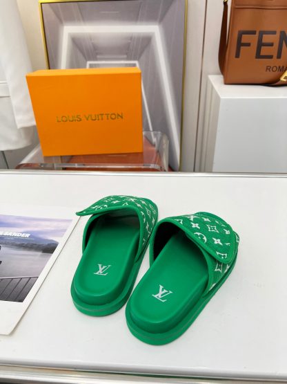 Louis Vuitton couple's early autumn new embossed logo hot-selling slippers - Image 3