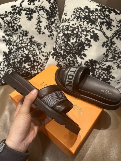Louis Vuitton classic flip flops - Image 3