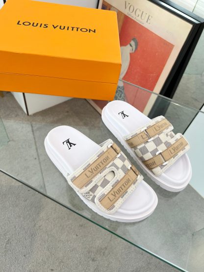Louis Vuitton high-end men's summer slippers - Image 3