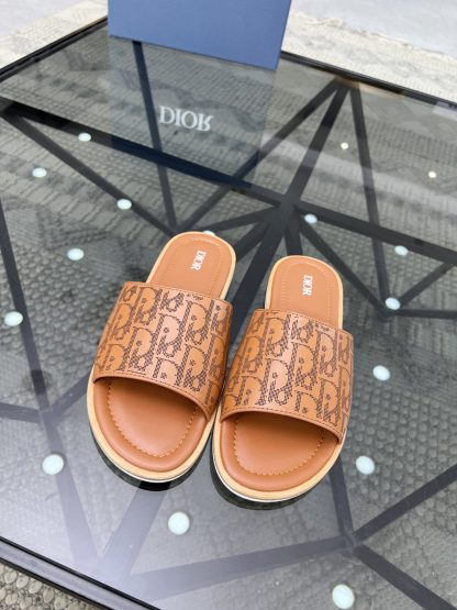 Dior Fashion Temperament Flat Stand - Image 3