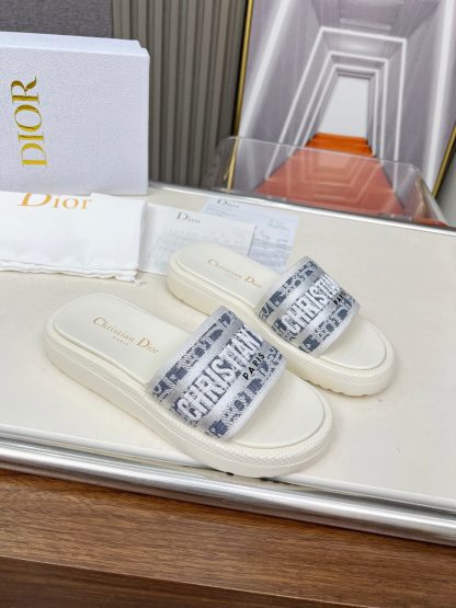 Dior's new versatile platform sandals - Image 3