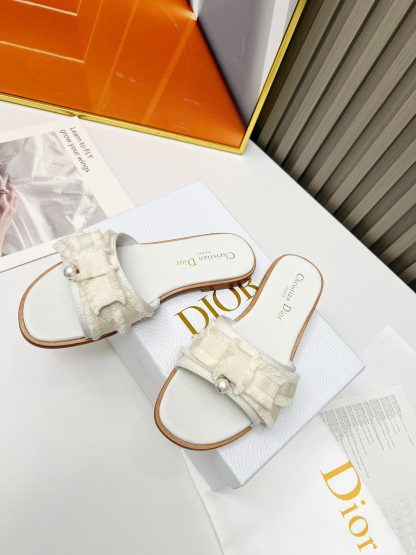 Dior's new versatile pearl slippers - Image 3