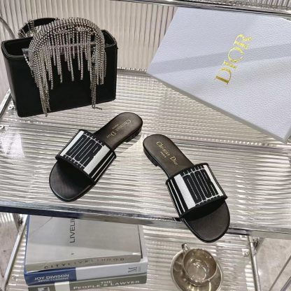 Dior logo embroidery color matching flip flops - Image 3