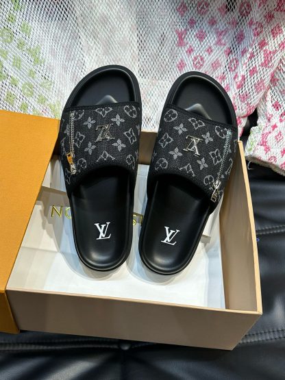 Louis Vuitton high-end men's summer slippers - Image 4