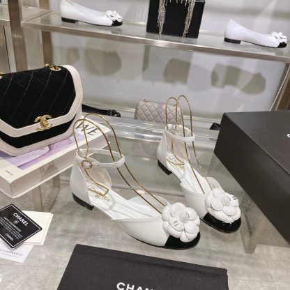 Chanel's new early spring camellia sheepskin fabric thick-heeled white sandals with a heel height of 2.5cm - Image 4