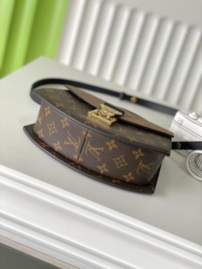 Louis Vuitton SAC TILSITT Fan Bag - Image 4