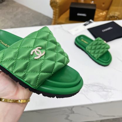 Chanel couple's high-end fashionable green sandals - Image 4