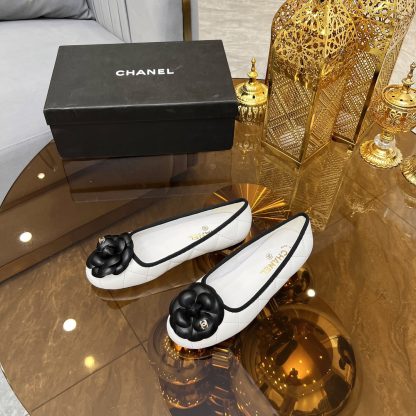 Chanel autumn and winter new white round head with camellia retro loafers - Image 4