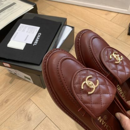 Chanel's new elegant and durable red loafers for early spring - Image 4