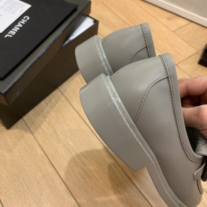 Chanel's new elegant and durable blue-gray loafers for early spring - Image 4