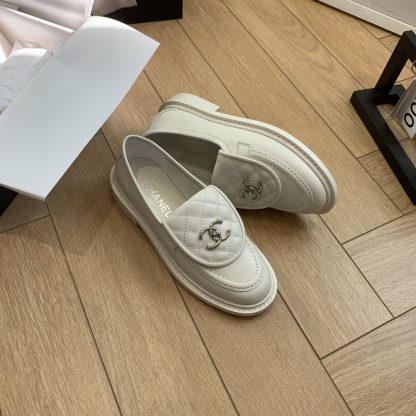Chanel's new elegant and durable beige loafers for early spring - Image 3