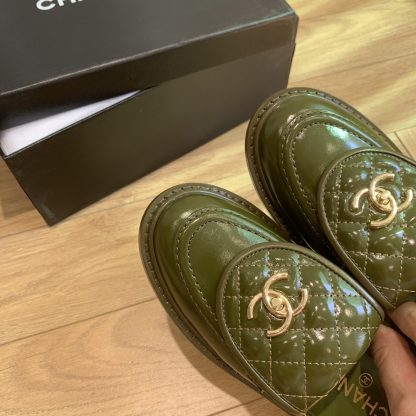 Chanel's new elegant green loafers for early spring - Image 3