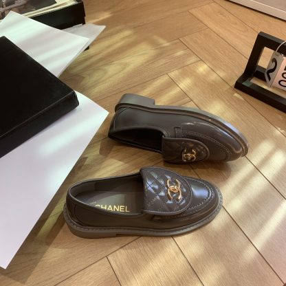 Chanel's new elegant and durable blue-gray shiny loafers for early spring - Image 3