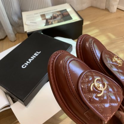 Chanel's new elegant and durable red shiny loafers for early spring - Image 4