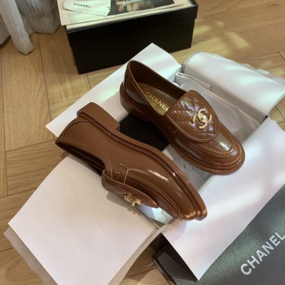 Chanel's new elegant and durable brown loafers for early spring - Image 4