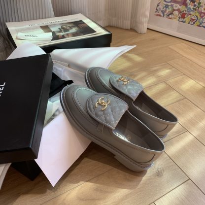 Chanel's new elegant and durable blue-gray matte loafers for early spring - Image 4