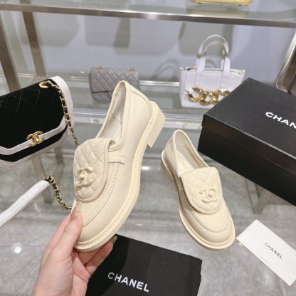 Chanel's new beige loafers for early spring - Image 4