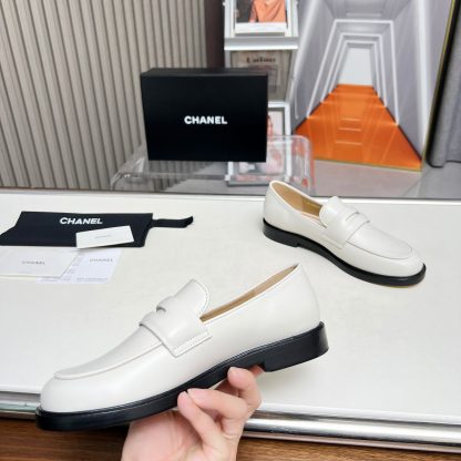 Chanel Early Autumn New Small Round Head White Retro Loafers - Image 4