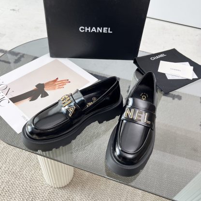 Chanel autumn and winter series black shiny new small round head European and American catwalk style loafers - Image 4