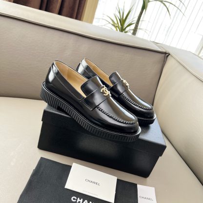 Chanel Early Spring Dance Shoes Series Black Shiny Small Round Head Retro Loafers - Image 4