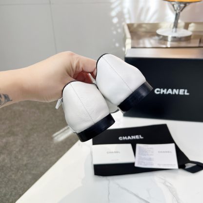 Chanel white autumn and winter retro style small round head with bow loafers - Image 4