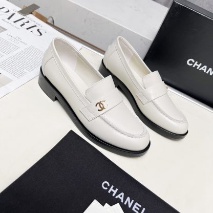 Chanel autumn and winter white retro loafers - Image 4