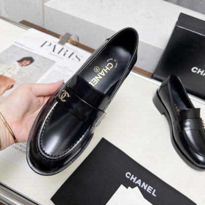 Chanel autumn and winter black shiny retro loafers - Image 4