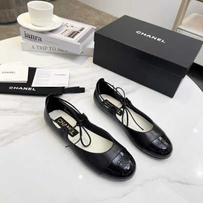 Chanel's new black early spring product is slim and paired with lace-up loafers - Image 4