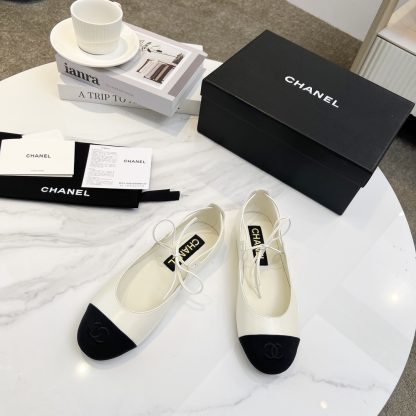 Chanel's new white early spring products are slim and paired with lace-up loafers - Image 4