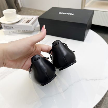 Chanel's early spring black matte new product is slim and paired with lace-up loafers - Image 4