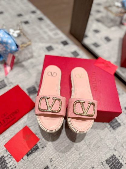 VALENTINO exquisite lychee pattern large V buckle fashion slippers