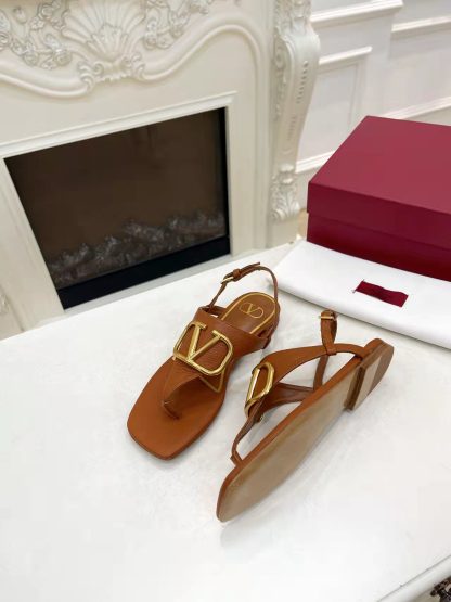 VALENTINO Fashionable and versatile thong sandals - Image 4