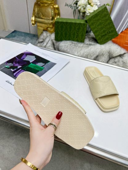 Gucci women's flat slippers - Image 4