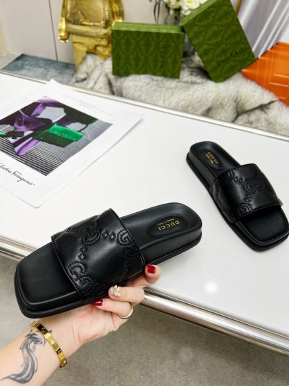 Gucci women's flat slippers - Image 5