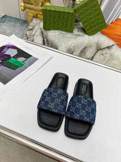 Gucci women's flat slippers - Image 4