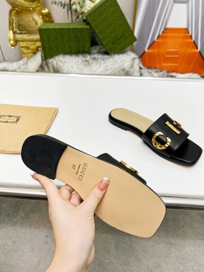 Gucci women's flat slippers - Image 4