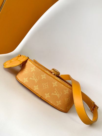 Louis Vuitton Montsouris Small Messenger Bag - Image 4