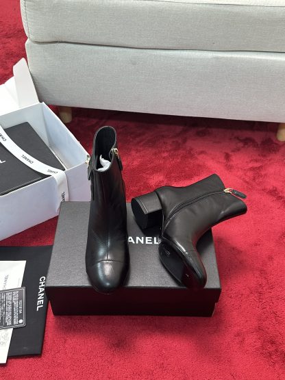 Chanel's new simple, stylish and comfortable black shiny short boots with a heel height of 5cm - Image 4