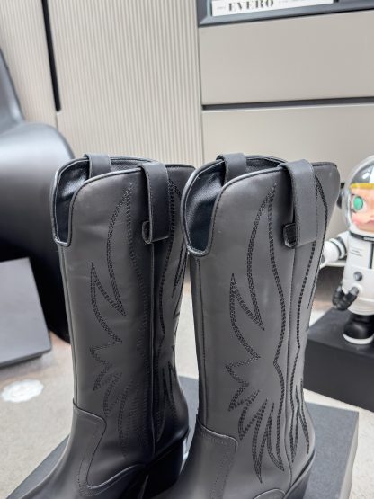 Chanel's black autumn and winter main season boots worth adding to your wardrobe - Image 4