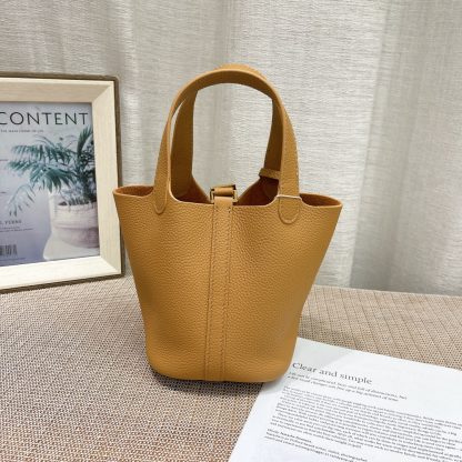 Hermès mini 14cm shopping basket bag is soft, versatile and very light - Image 4