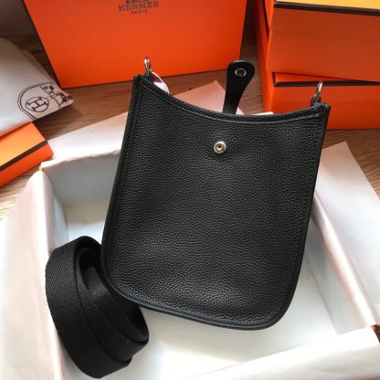Hermès black top-quality workmanship, versatile, head-turning crossbody bag, size 17cm - Image 4