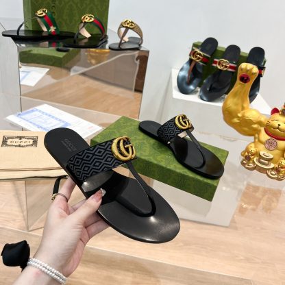 Gucci women's flat slippers - Image 4