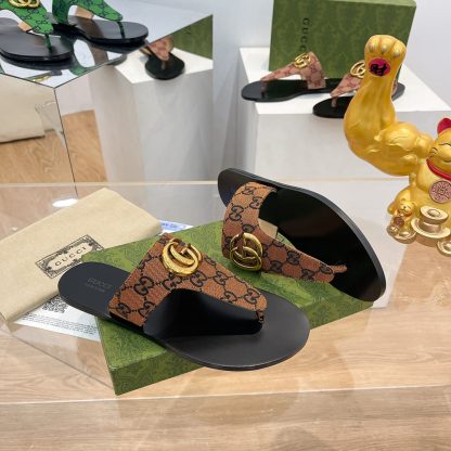 Gucci women's flat slippers - Image 4