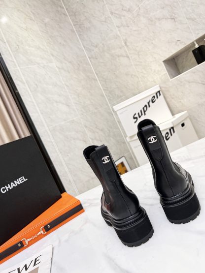 Chanel's latest black fashionable Chelsea boots for autumn and winter - Image 4