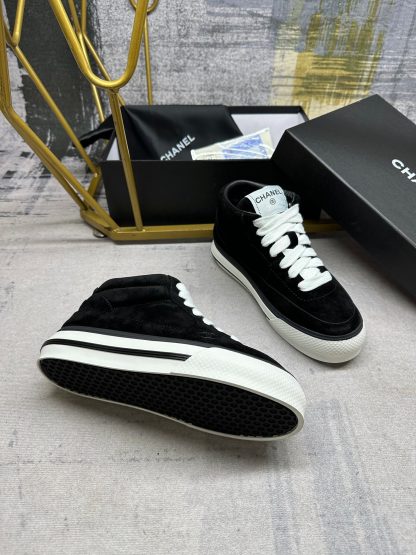 Chanel's latest black couple sports high-top casual shoes - Image 4