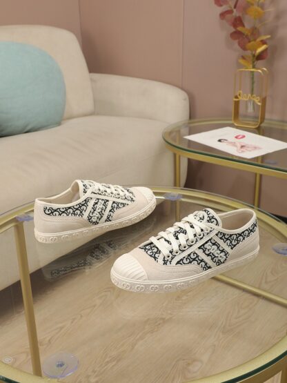 Gucci Double G embroidered low-top lace-up fashion sneakers - Image 2