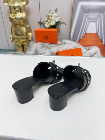 Hermès Spring/Summer new black thick-heeled sandals, heel height 5cm - Image 4