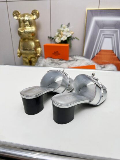 Hermès Spring/Summer new silver block-heeled sandals, heel height 5cm - Image 4