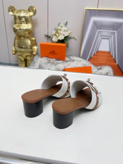 Hermès new spring and summer white and brown color matching thick heel sandals, heel height 5cm - Image 4